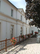 Bâtiment Dalivert (1781-1784), façade antérieure, vue générale latérale, depuis la terrasse du jardin contemporain. © Région Bourgogne-Franche-Comté, Inventaire du patrimoine