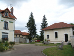 La conciergerie et le bâtiment de l'administration. © Région Bourgogne-Franche-Comté, Inventaire du patrimoine