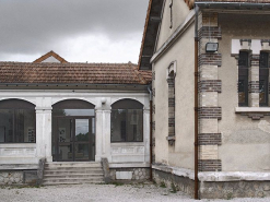 Galerie de liaison entre le bâtiment de l'administration et ceux des cuisines et des réfectoires, vue extérieure. © Région Bourgogne-Franche-Comté, Inventaire du patrimoine