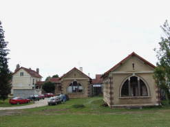Vue générale prise de l'est : deux pavillons et le bâtiment de l'administration à l'arrière plan. © Région Bourgogne-Franche-Comté, Inventaire du patrimoine