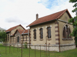 Le pavillon des vieillards hommes, le pavillon des vieillards femmes et la galerie de liaison, élévations postérieures. © Région Bourgogne-Franche-Comté, Inventaire du patrimoine
