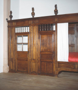 Portes à battant surmonté de barreaux en bois tourné. © Région Bourgogne-Franche-Comté, Inventaire du patrimoine