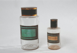 Vue d'un bocal et d'une bouteille. © Région Bourgogne-Franche-Comté, Inventaire du patrimoine