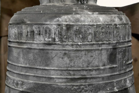 Détail du vase supérieur. © Région Bourgogne-Franche-Comté, Inventaire du patrimoine