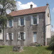 Façade postérieure avec puits. © Région Bourgogne-Franche-Comté, Inventaire du patrimoine