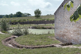 Canalisation de l'eau du lavoir à la mare. © Région Bourgogne-Franche-Comté, Inventaire du patrimoine