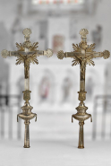 Vue d'ensemble de deux croix de procession. © Région Bourgogne-Franche-Comté, Inventaire du patrimoine