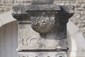 Détail : écu du piédestal. © Région Bourgogne-Franche-Comté, Inventaire du patrimoine