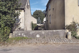 Trottoir et parapet du pont de la rue de la Fontaine, pont de la Grande Rue à l'arrière plan. © Région Bourgogne-Franche-Comté, Inventaire du patrimoine