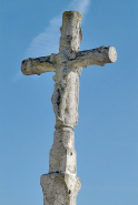 Détail, la croix vue de trois quarts. © Région Bourgogne-Franche-Comté, Inventaire du patrimoine