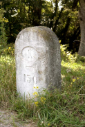 Borne vue de trois-quarts droit. © Région Bourgogne-Franche-Comté, Inventaire du patrimoine