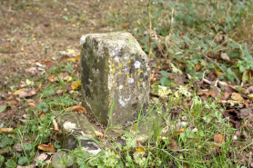 Borne vue de trois-quarts. © Région Bourgogne-Franche-Comté, Inventaire du patrimoine