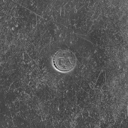 Assiette n° 02/00407, 2 : détail du poinçon du revers. © Région Bourgogne-Franche-Comté, Inventaire du patrimoine