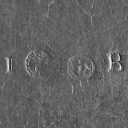 Assiette n° 02/00366, 2 : détail des poinçons du revers. © Région Bourgogne-Franche-Comté, Inventaire du patrimoine