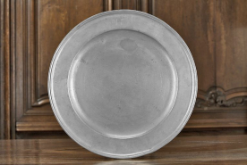 Vue d'ensemble du revers du plat n° 02/00373 dressé. © Région Bourgogne-Franche-Comté, Inventaire du patrimoine