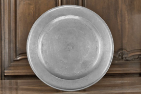 Vue d'ensemble du revers du plat n° 02/00373 dressé. © Région Bourgogne-Franche-Comté, Inventaire du patrimoine