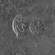 Assiette n° 02/00367 : détail des poinçons du revers. © Région Bourgogne-Franche-Comté, Inventaire du patrimoine