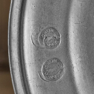Assiette n° 02/00367 : détail des poinçons de l'avers. © Région Bourgogne-Franche-Comté, Inventaire du patrimoine