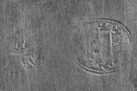 Assiette n° 02/00351 : détail des poinçons du revers. © Région Bourgogne-Franche-Comté, Inventaire du patrimoine