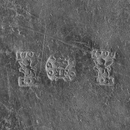 Assiette n° 02/00349, 3 : détail des poinçons du revers. © Région Bourgogne-Franche-Comté, Inventaire du patrimoine