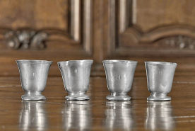 Vue d'ensemble des gobelets n° 02/00357, 02/00358, 02/00359 et 02/00360. © Région Bourgogne-Franche-Comté, Inventaire du patrimoine