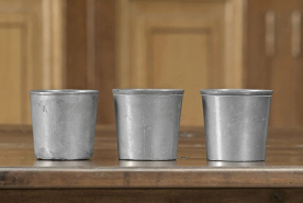 Vue d'ensemble des gobelets n° 02/01223, 1 et 2, 02/01224. © Région Bourgogne-Franche-Comté, Inventaire du patrimoine