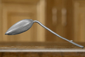 Vue d'ensemble de profil de la cuiller à médicament n° 02/01189. © Région Bourgogne-Franche-Comté, Inventaire du patrimoine