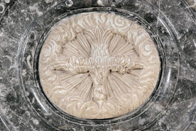 Détail : médaillon du revers de l'autel. © Région Bourgogne-Franche-Comté, Inventaire du patrimoine