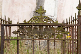 Tombe à clôture en fonte, détail du décor. © Région Bourgogne-Franche-Comté, Inventaire du patrimoine