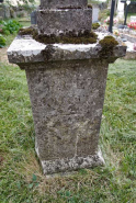 Tombe de Jean-Baptiste Apert, détail du piédestal. © Région Bourgogne-Franche-Comté, Inventaire du patrimoine