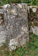 Stèle ou dalle médiévale, vue de trois quarts. © Région Bourgogne-Franche-Comté, Inventaire du patrimoine