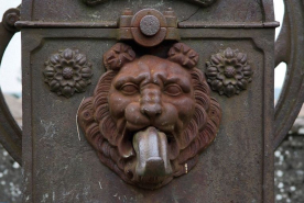 Pompe à volant, mufle de lion. © Région Bourgogne-Franche-Comté, Inventaire du patrimoine