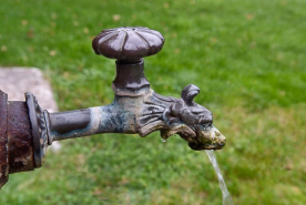 Borne-fontaine, détail du robinet. © Région Bourgogne-Franche-Comté, Inventaire du patrimoine