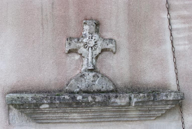 Détail du décor au-dessus de l'entrée. © Région Bourgogne-Franche-Comté, Inventaire du patrimoine