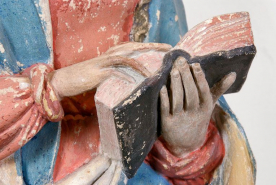 Détail de la Vierge : mains et livre. © Région Bourgogne-Franche-Comté, Inventaire du patrimoine