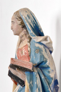 Détail de la Vierge : vue à mi-corps de profil gauche. © Région Bourgogne-Franche-Comté, Inventaire du patrimoine