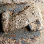 Détail de la base : phylactère. © Région Bourgogne-Franche-Comté, Inventaire du patrimoine
