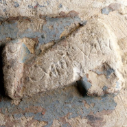 Détail de la base : phylactère. © Région Bourgogne-Franche-Comté, Inventaire du patrimoine