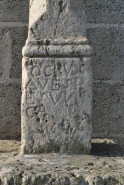 Détail de l'inscription (face antérieure). © Région Bourgogne-Franche-Comté, Inventaire du patrimoine