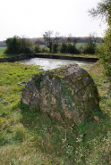 Revers de la fontaine et mare. © Région Bourgogne-Franche-Comté, Inventaire du patrimoine