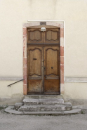 Ancienne porte de la mairie remployée dans la façade nord. © Région Bourgogne-Franche-Comté, Inventaire du patrimoine