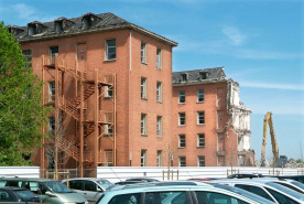 Bâtiment hospitalier en cours de démolition. © Région Bourgogne-Franche-Comté, Inventaire du patrimoine