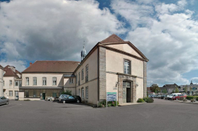 Partie gauche du bâtiment principal et corps perpendiculaire dans l'axe de la chapelle. © Région Bourgogne-Franche-Comté, Inventaire du patrimoine