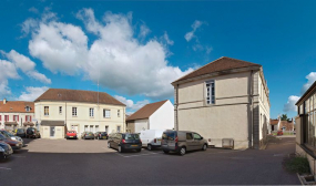 Bâtiment ouest, à gauche de l'entrée de la cour et élévation gauche de l'ancien bâtiment des vieillards. © Région Bourgogne-Franche-Comté, Inventaire du patrimoine