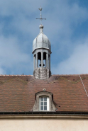 Façade postérieure du bâtiment principal : campanile et lucarne. © Région Bourgogne-Franche-Comté, Inventaire du patrimoine