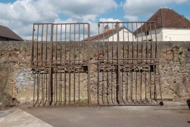 Ancien portail de la cour. © Région Bourgogne-Franche-Comté, Inventaire du patrimoine