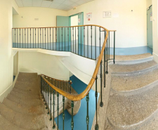 Escalier à gauche de la chapelle. © Région Bourgogne-Franche-Comté, Inventaire du patrimoine