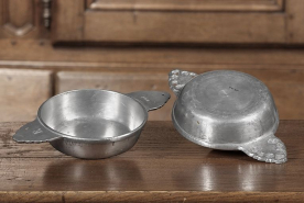 Vue d'ensemble de deux écuelles à oreilles. © Région Bourgogne-Franche-Comté, Inventaire du patrimoine