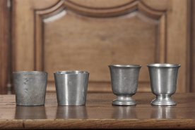 Vue de deux timbales à fond plat (n° 64 et 72) et de deux gobelets sur pièdouche (n° 49 et 74). © Région Bourgogne-Franche-Comté, Inventaire du patrimoine