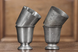 Vue de deux timbales à fond plat (n°64 et 72) et de deux gobelets sur pièdouche (n° 49 et 74). © Région Bourgogne-Franche-Comté, Inventaire du patrimoine